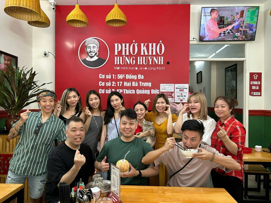 Khách ghé Phở Khô Hưng Huỳnh