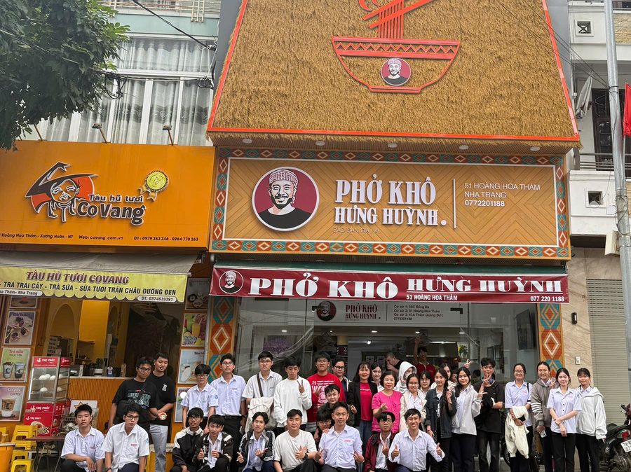 Đội ngũ trước quán