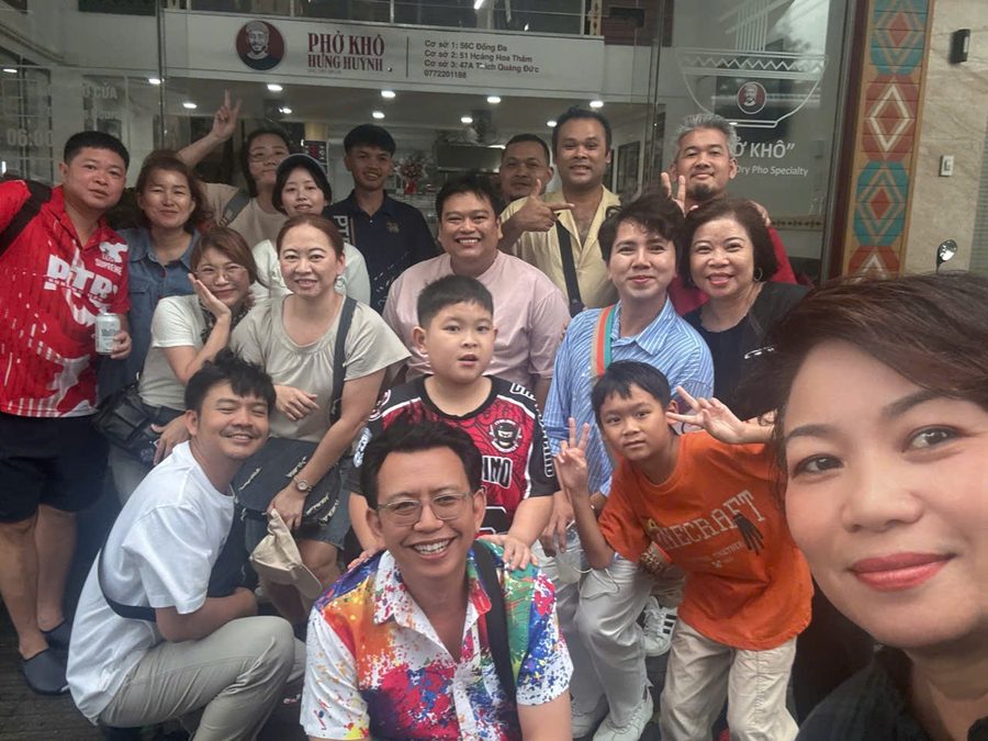 Nhóm bạn ghé quán
